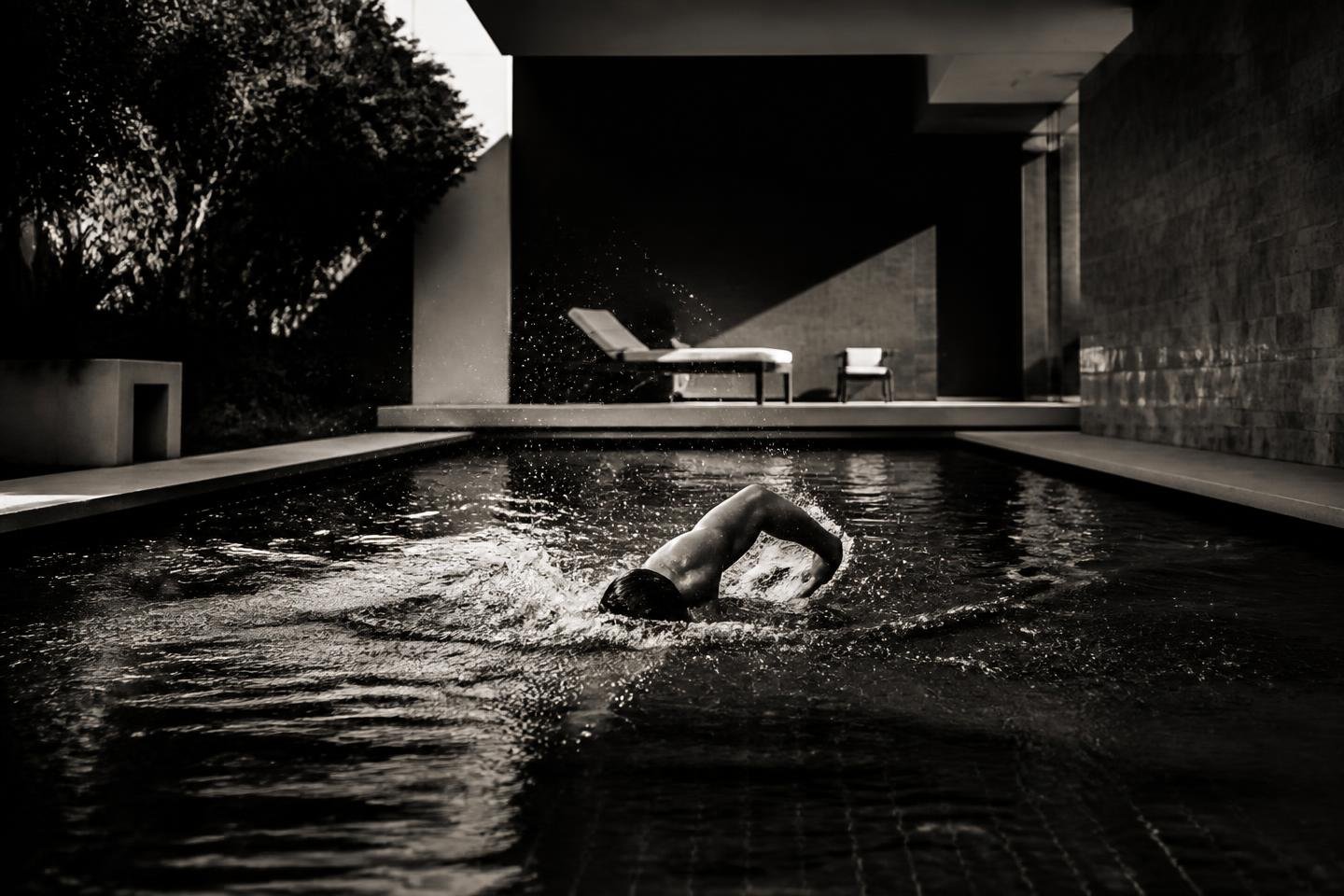 Nadador em braçada em piscina de raia escura